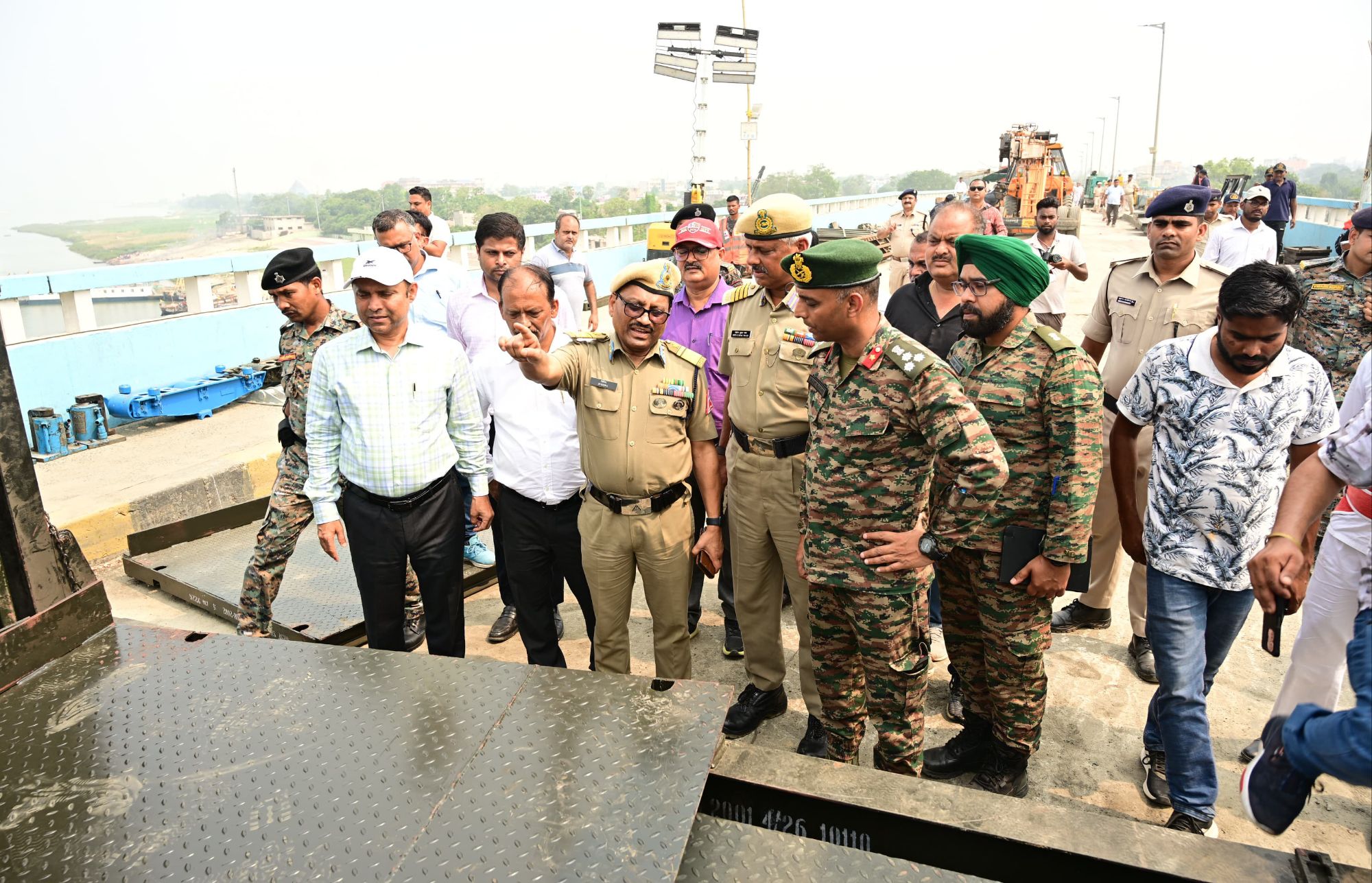 Bhagalpur News: भागलपुर विक्रमशिला सेतु पर बेली ब्रिज का निरीक्षण, जून में छोटे वाहनों के लिए खुलेगा पुल, पढ़िए - ADG जितेंद्र प्रसाद को | Deshaj Times Bhagalpur News: भागलपुर विक्रमशिला सेतु पर बेली ब्रिज का निरीक्षण, जून में छोटे वाहनों के लिए खुलेगा पुल, पढ़िए - ADG जितेंद्र प्रसाद को