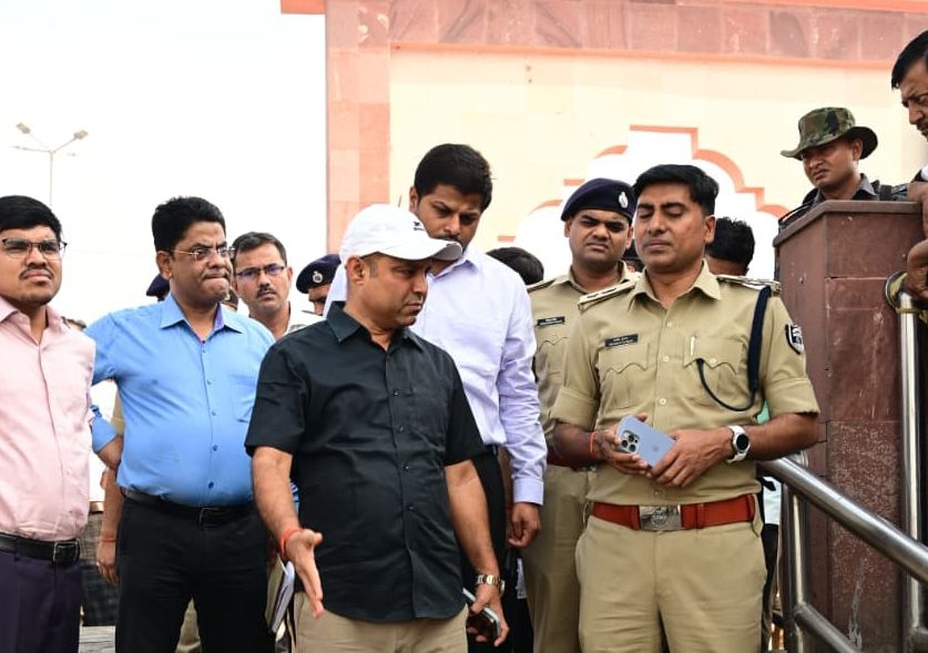 Bhagalpur News: श्रावणी मेला: भागलपुर में प्रशासन अलर्ट, शौचालय, चेंजिंग रूम, प्रकाश व्यवस्था, भीड़ नियंत्रण, सुरक्षित आवागमन और गंगा के बढ़ते जलस्तर से सुरक्षा, पढ़िए -बड़ी तैयारी