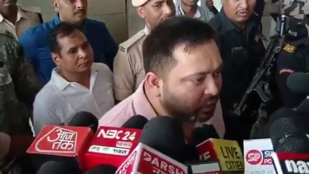 Bihar Politics: लालू और तेजस्वी दिल्ली रवाना, बेटे के जन्मदिन पर होगा महा विपक्ष जुटान, सियासी भोज, जाते - जाते कह दी बड़ी बात, पढ़िए - मुझको हंसी आती है!