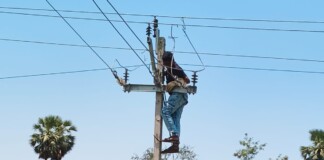 Darbhanga News: ढीले तारों की बेतरतीब मौन व्यवस्था… Power Cut से अंधेरे में डूबा जाले, ग्रामीण बोले – ‘विभाग की लापरवाही से हर बार होता है ऐसा!’