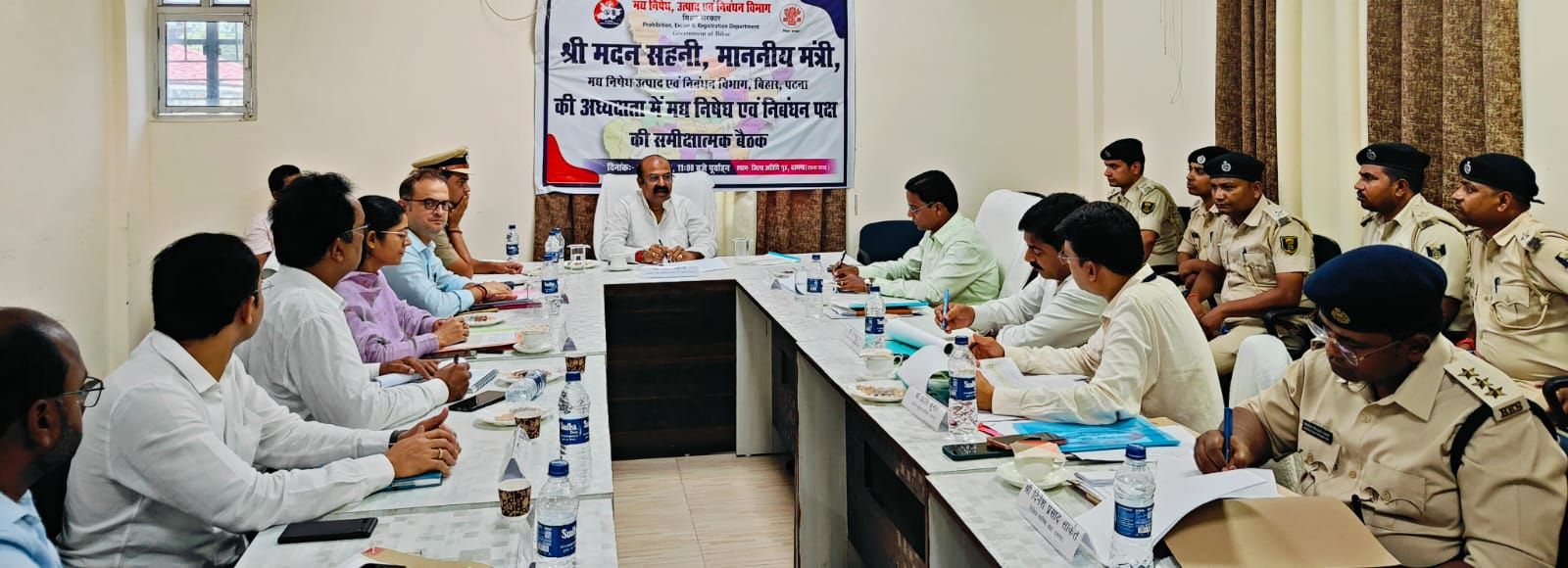Darbhanga News: दरभंगा में राजस्व प्राप्ति, भूमि निबंधन और शराबबंदी पर फॉर्म में दिखे मंत्री मदन सहनी, अधिकारियों की लगी क्लास, मिला टास्क!