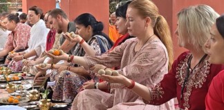Gaya ji News: गया में मोक्ष…40 देशों के विदेशियों ने किया फल्गु तट पर पिंडदान, US-ईरान युद्ध मृतकों को भी दी श्रद्धांजलि