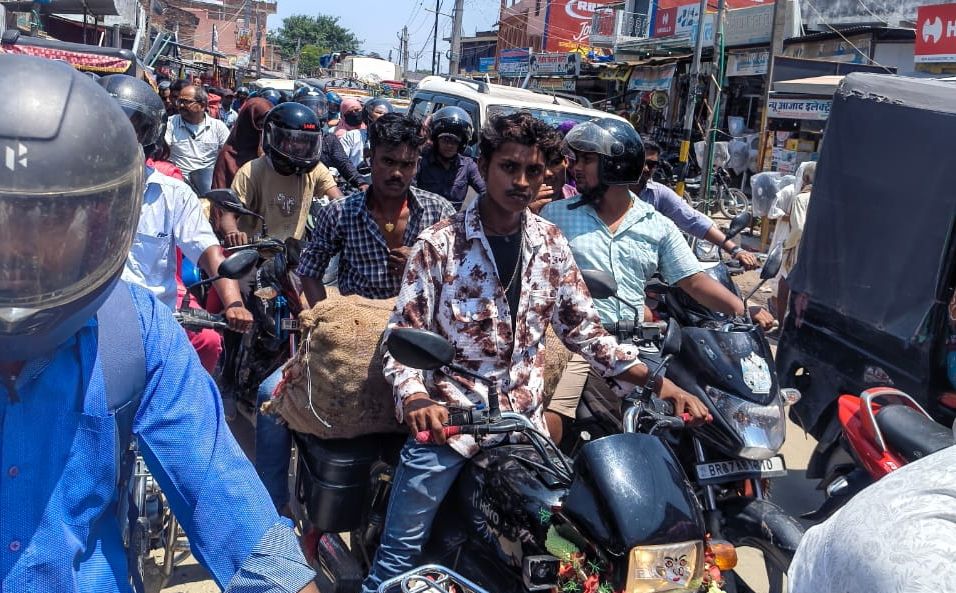 Darbhanga News: बेनीपुर ट्रैफिक जाम: घंटों फंसी रही जिंदगी, स्कूल बच्चे और एंबुलेंस बेहाल, पढ़िए - आखिर क्यों लगता है Benipur Traffic Jam रोजाना जाम?