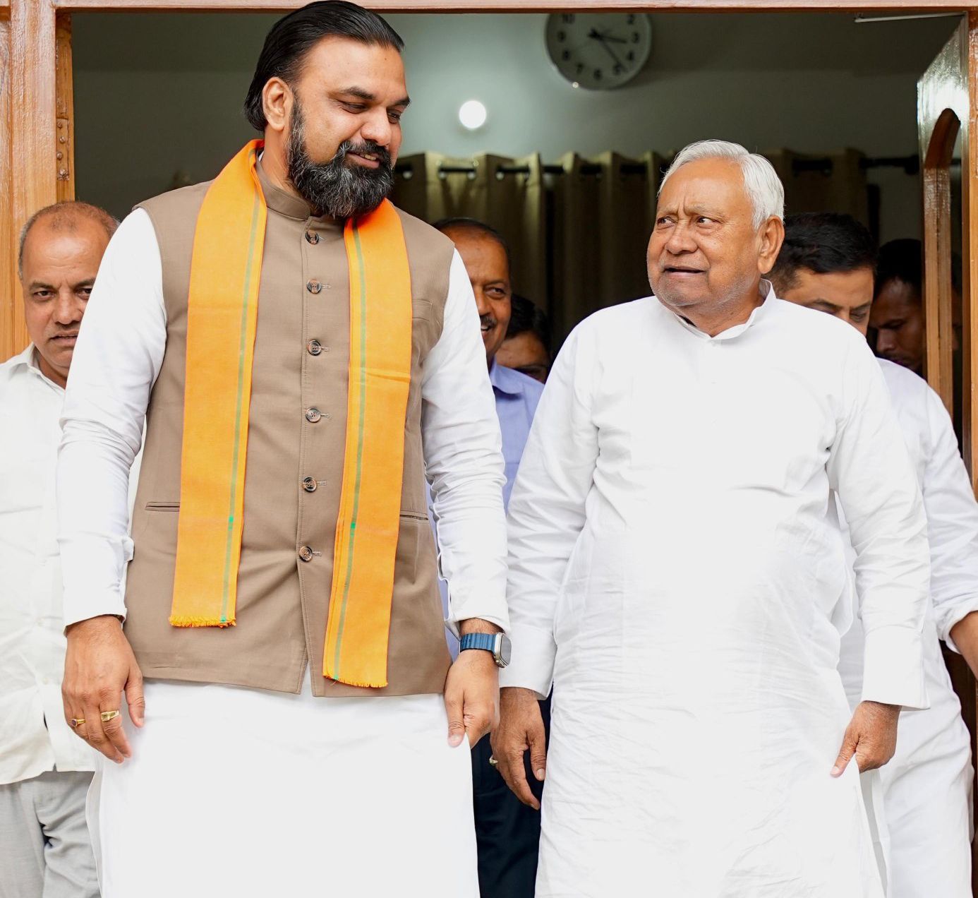 Patna Political News: दिल्ली से लौटे CM सम्राट चौधरी, पटना आते ही नीतीश कुमार से अचानक मुलाकात, सियासी गलियारों में हड़कंप!