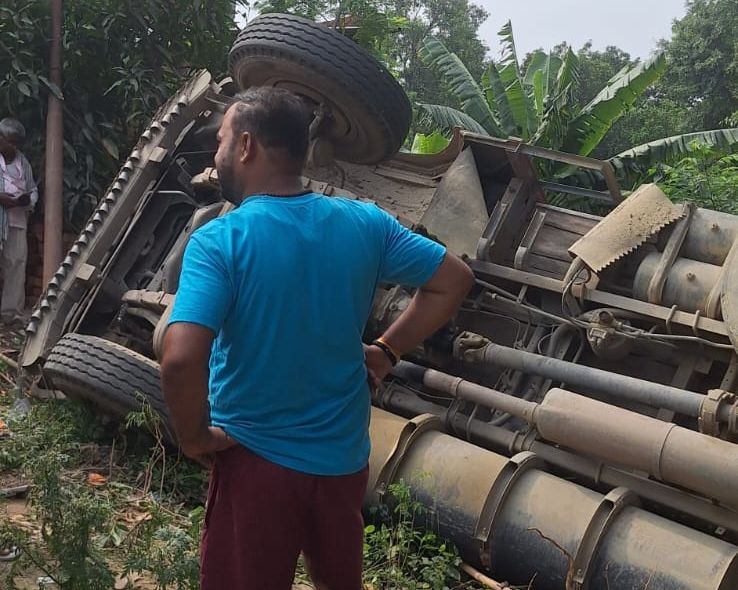 Darbhanga News: बेनीपुर में बिरौल जा रहा सीमेंट ट्रक का SH-56 पर भीषण हादसा, ओवरटर्न होकर पलटा, दबकर ड्राइवर की दर्दनाक मौत