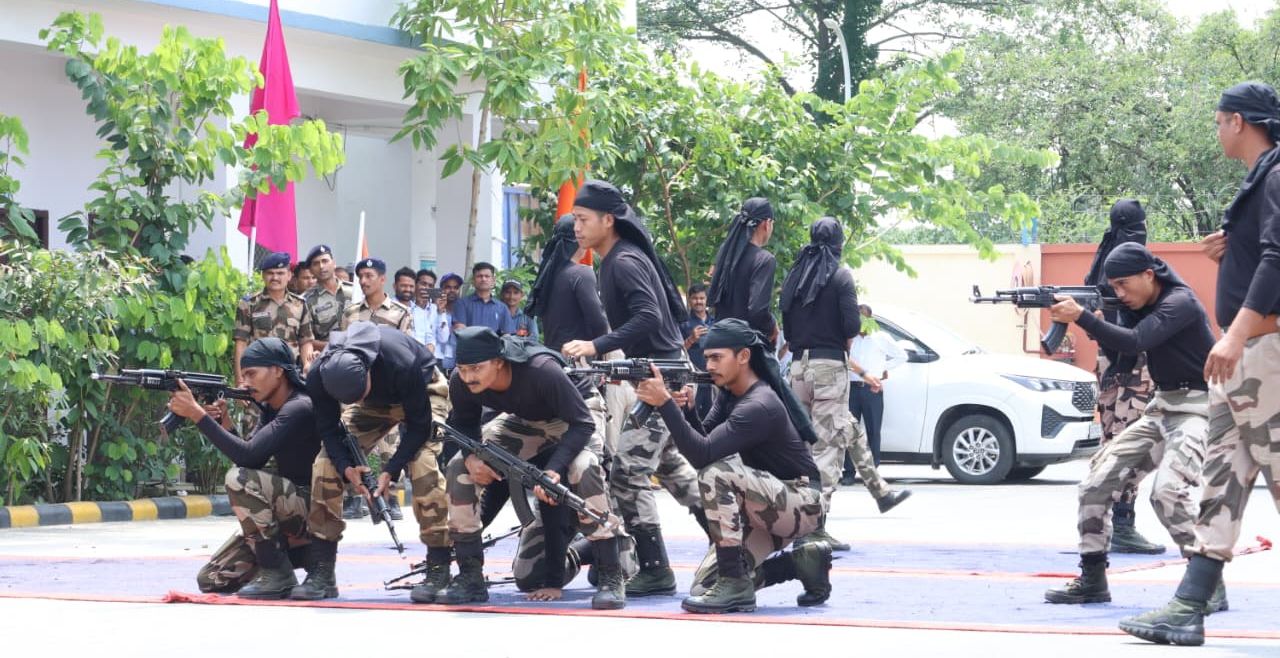 Darbhanga Airport News: देश का 72वां हवाई अड्डा Darbhanga Airport अब CISF के हवाले, हवाई यात्रा और भी सुरक्षित, क्यों खास है यह नई व्यवस्था? जानिए -CISF महानिदेशक प्रवीर रंजन से!