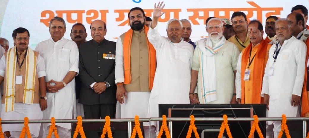 Bihar Politics: पटना से पूरे देश ने देखा... फिर से जोड़ी मोदी-नीतीश के हिट हो गइल... भरे मंच पर Modi Nitish Meeting गांधी मैदान में दिखी नई केमिस्ट्री, क्या थे सियासी संकेत?