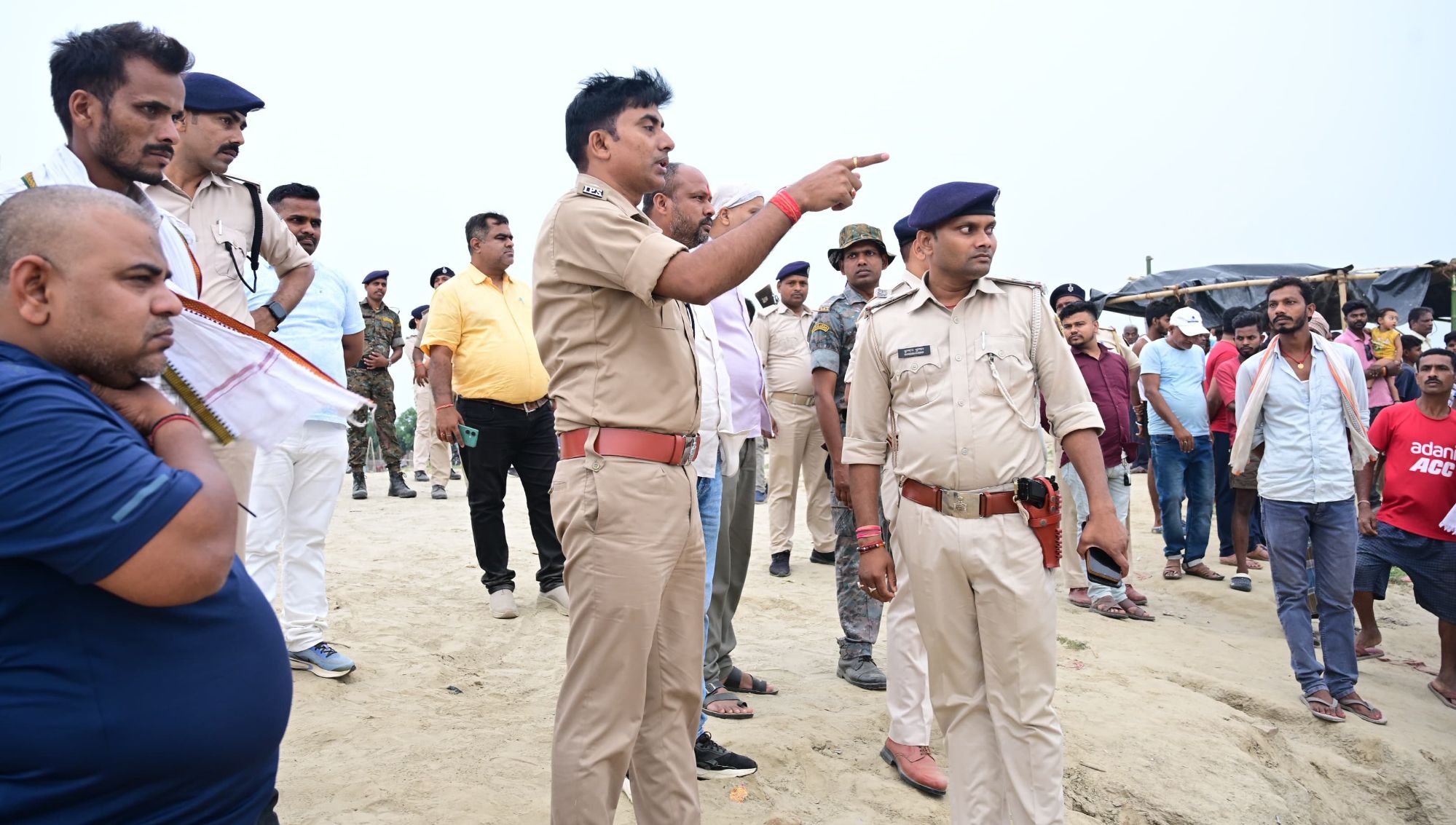 Bhagalpur News: भागलपुर नाव सेवा, DM और SSP ने किया घाटों का मुआयना, यात्रियों की सुरक्षा-सुविधा पर खास ध्यान