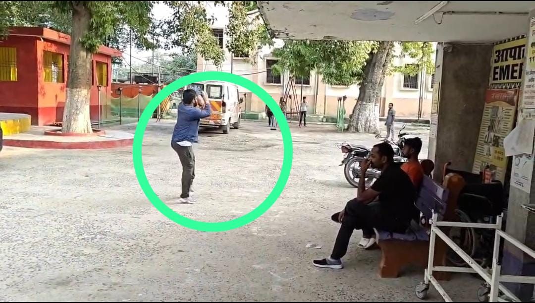 Bhagalpur News: स्वास्थ्य सिस्टम के 'कलंक...' नवगछिया अस्पताल की लापरवाही देखिए साहेब... क्रिकेट खेलता रहा डॉक्टर, इमरजेंसी में तड़पते रहे सड़क हादसे का घायल!