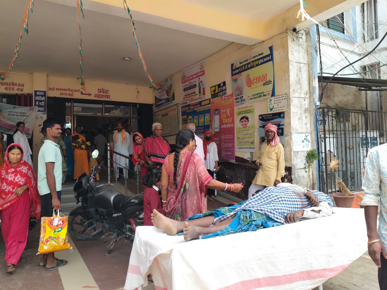 Darbhanga News: दरभंगा-मुजफ्फरपुर सीमा पर बौखलाया सांड, खेला खूनी खेल, एक शख्स को पटक-पटककर मार डाला, महिला गंभीर, परिजनों का अस्पताल में हंगामा!