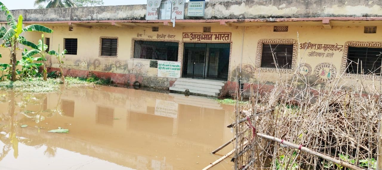 Darbhanga News: जाले में चूल्हा जलाना भी दूभर... प्रलंकारी जलजमाव, आंधी-पानी से हाहाकार, फसलें सड़ीं, घरों में घुसा पानी