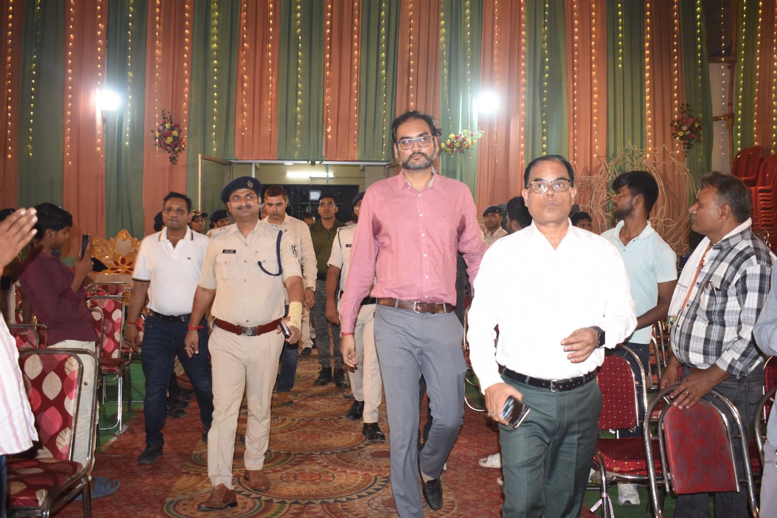 Darbhanga News: बिरौल में 'एक शाम शहीदों के नाम': देशभक्ति सरगम से गूंज उठा सुपौल बाजार, खूब थिरके लोग, 'भारत माता की जय' और 'वंदे मातरम' ने भरा जोश!