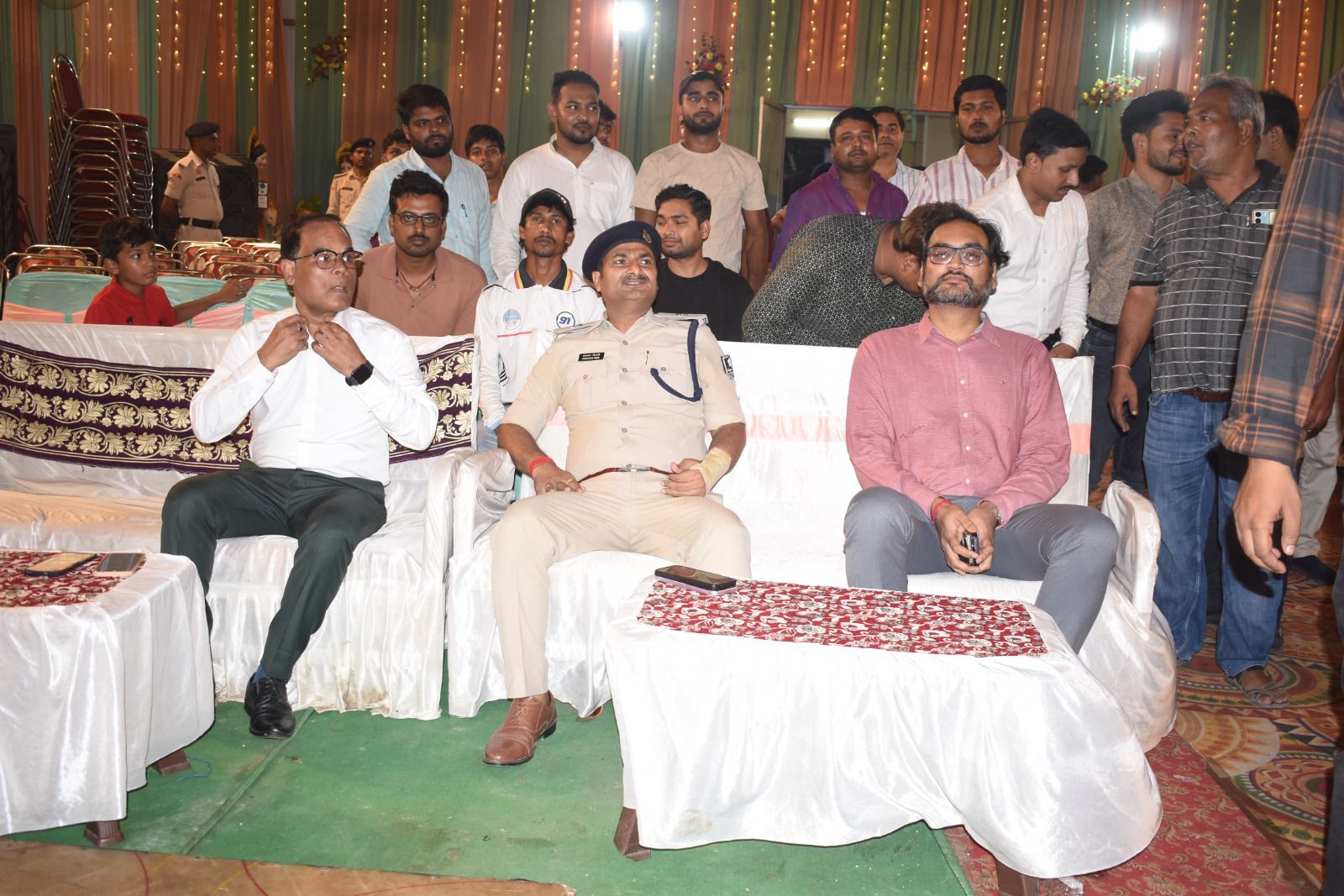 Darbhanga News: बिरौल में 'एक शाम शहीदों के नाम': देशभक्ति सरगम से गूंज उठा सुपौल बाजार, खूब थिरके लोग, 'भारत माता की जय' और 'वंदे मातरम' ने भरा जोश!
