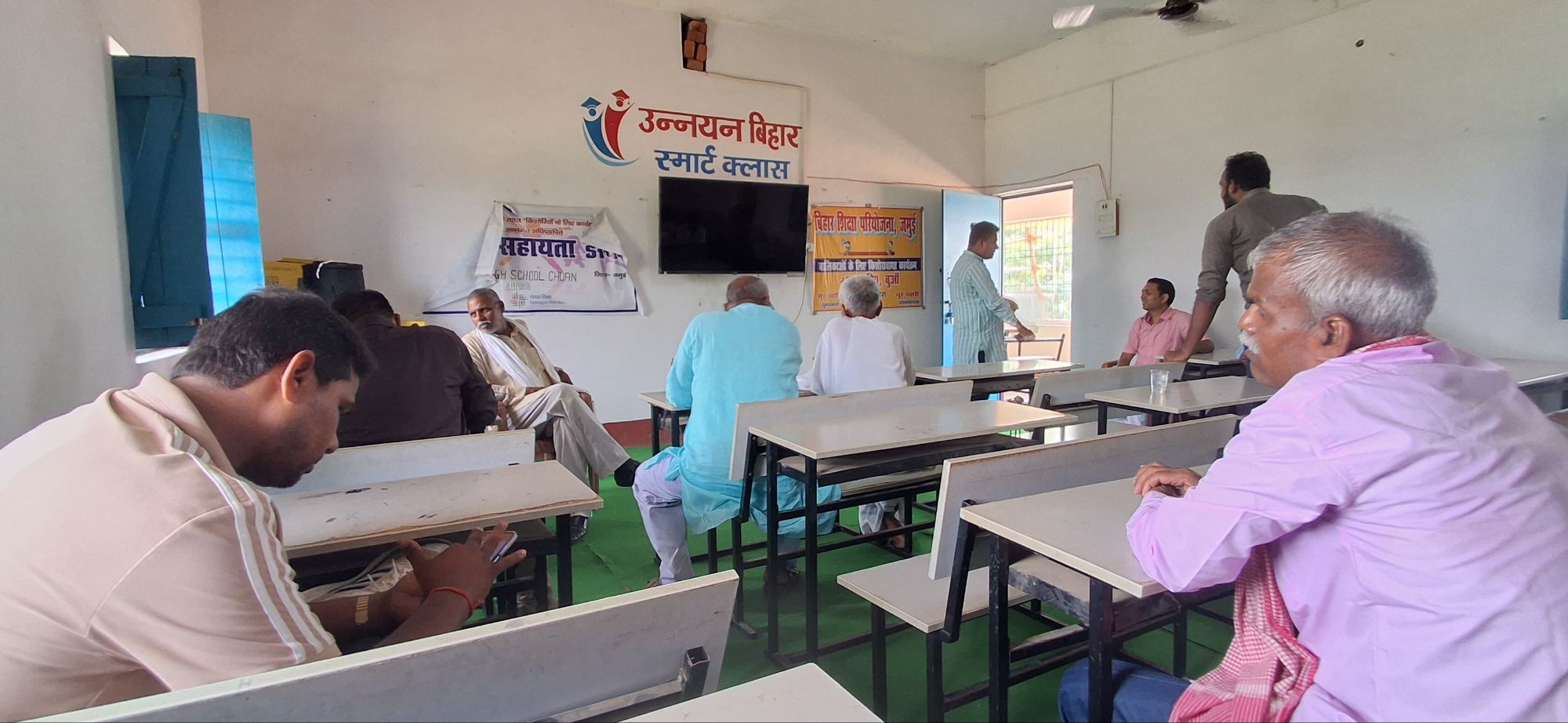 Bihar Education News: बिहार का एक ऐसा स्कूल, जिसके दरवाजे और खिड़कियां तोड़ दिए जाते हैं, विद्यालय परिसर में शराब पीकर बोतलें फोड़ी जाती हैं? | Deshaj Times Bihar Education News: बिहार का एक ऐसा स्कूल, जिसके दरवाजे और खिड़कियां तोड़ दिए जाते हैं, विद्यालय परिसर में शराब पीकर बोतलें फोड़ी जाती हैं?