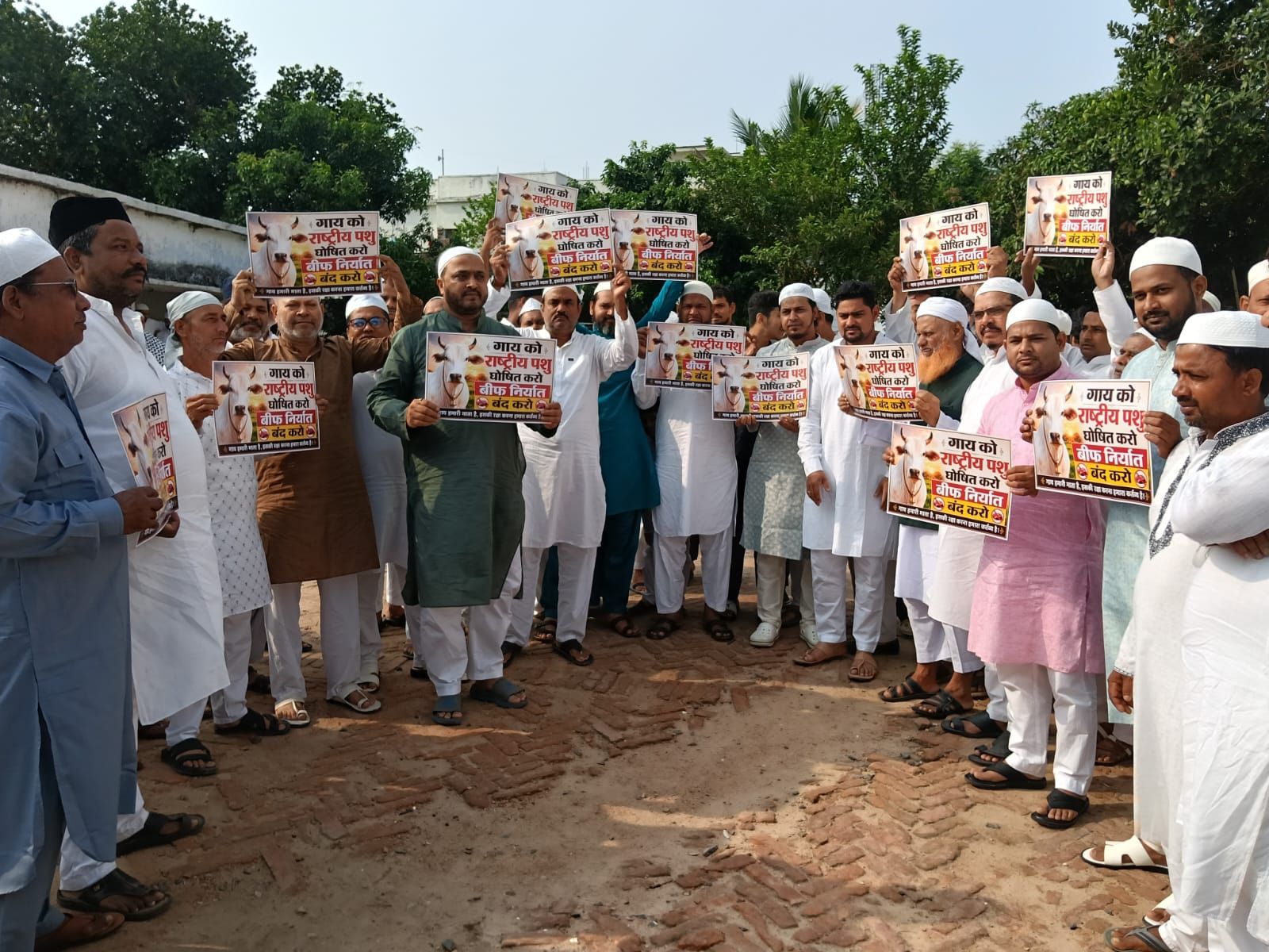 Darbhanga News: जनस्वराज के प्रदेश महासचिव डॉ. शोएब अहमद खान ने कहा -गाय को मिले राष्ट्रीय पशु का दर्जा, पढ़िए - यह तस्वीर ऐसे समय में सामने आई है जब...!