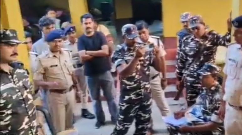 Kishanganj News: किशनगंज INDO -Nepal Border पर ब्राउन शुगर तस्करी का भंडाफोड़, भारी मात्रा में भारतीय, चीन, कतर, सऊदी अरब की विदेशी करेंसी-नशीले पदार्थ जब्त