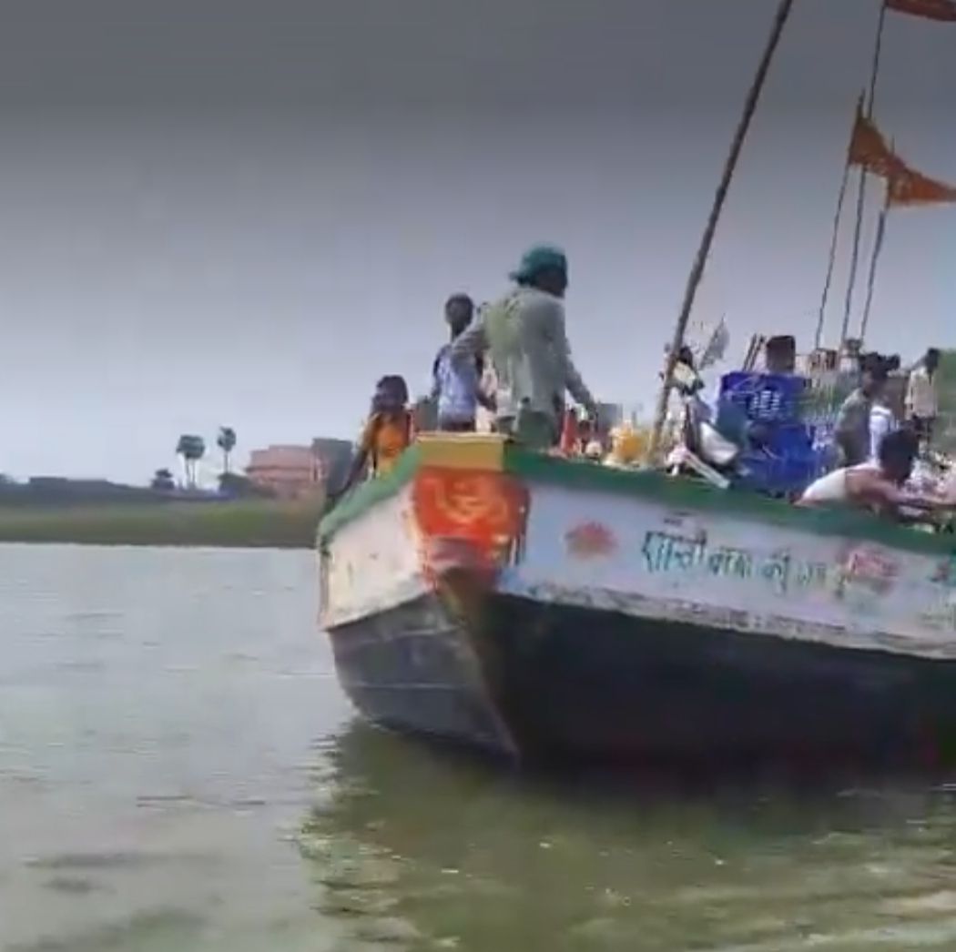Bhagalpur News: भागलपुर नाव हादसा: बीच गंगा में खराब हुई 75 यात्रियों से भरी नाव, ऐसे बची जान | Deshaj Times Bhagalpur News: भागलपुर नाव हादसा: बीच गंगा में खराब हुई 75 यात्रियों से भरी नाव, ऐसे बची जान