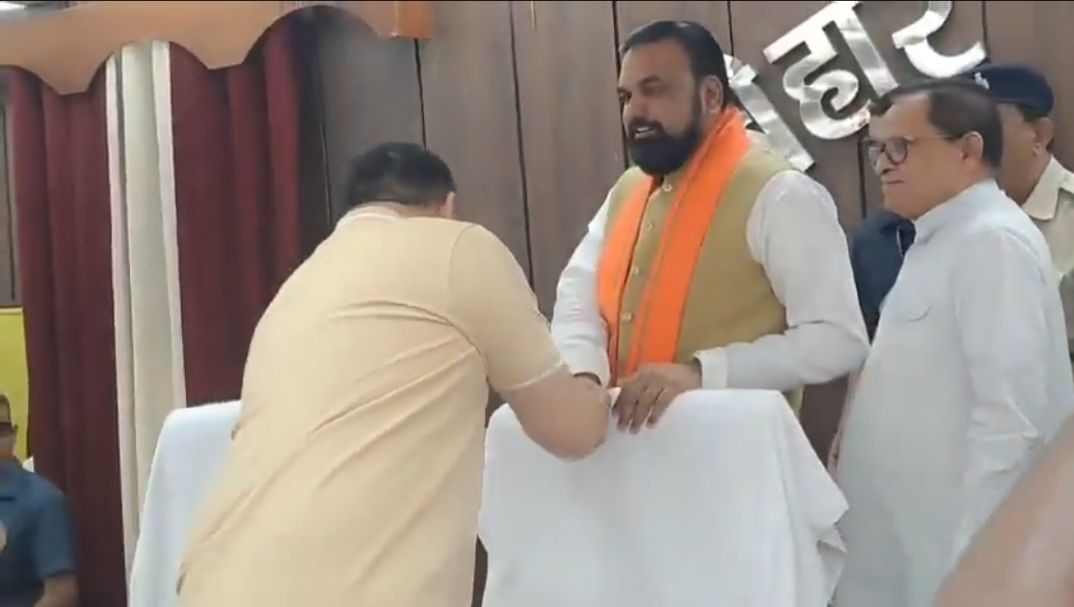 Bihar Politics: कभी हम एक ही पार्टी थे...CM सम्राट ने आगे बढ़कर मिलाया तेजस्वी यादव से हाथ,एक मंच पर पढ़िए -नई चर्चा