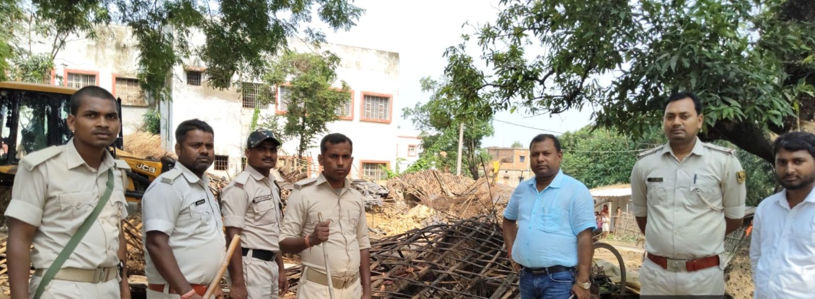 Darbhanga News: केवटी में बुलडोजर ने ढहाए अवैध कब्जे, अति पिछड़ा बालिका विद्यालय की जमीन मुक्त