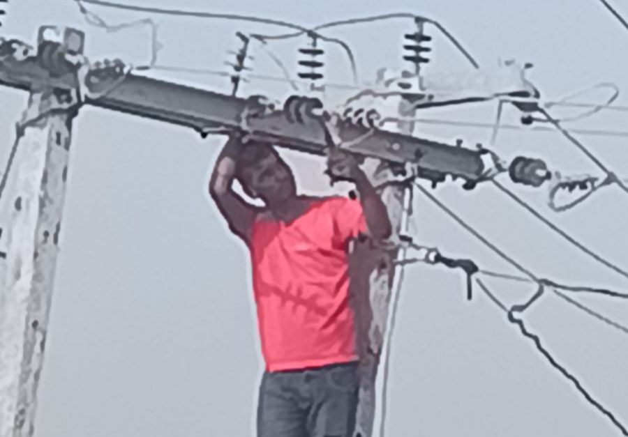 Darbhanga Power Outage: दरभंगा के केवटी में आंधी-बारिश से त्राहिमाम,20 घंटे से बिजली गुल, आवागमन ठप
