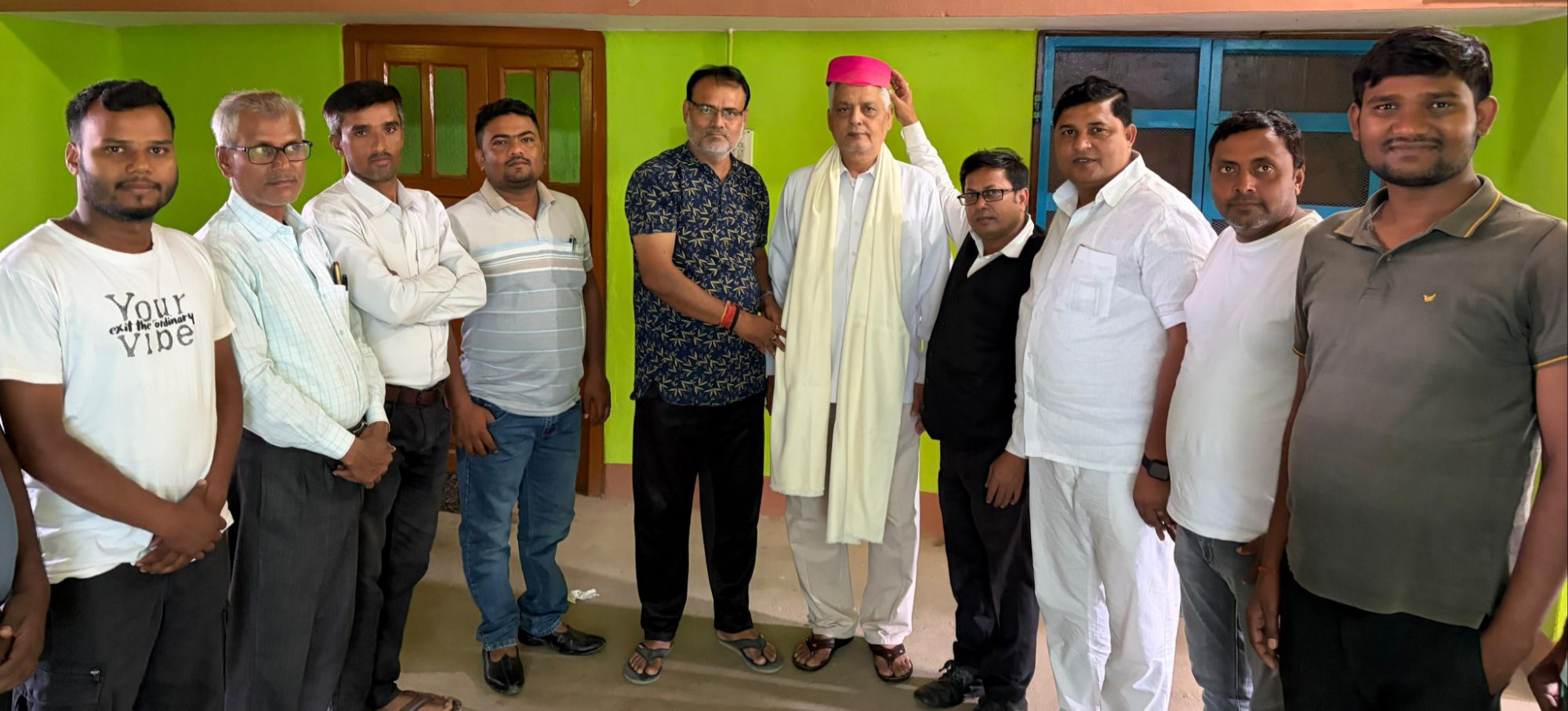 Darbhanga -बेनीपुर अधिवक्ता समाचार: प्रेम कुमार झा को पाग-चादर से नवाजा, वकीलों में खुशी की लहर