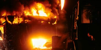 Araria News: फारबिसगंज में Jeep Compass fire, दबंगों ने खड़ी जीप में पेट्रोल छिड़ककर लगाई आग!