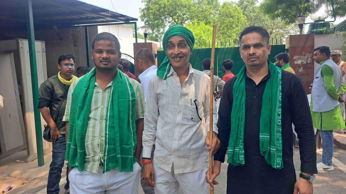 Bihar Politics News: लालू परिवार ने लौटाई सरकारी सुरक्षा! अब उतरा ' वर्कर आर्मी ' Patna राबड़ी आवास पर अब कार्यकर्ता बनें पहरेदार, बिहार राजनीति में हड़कंप | Deshaj Times Bihar Politics News: लालू परिवार ने लौटाई सरकारी सुरक्षा! अब उतरा ' वर्कर आर्मी ' Patna राबड़ी आवास पर अब कार्यकर्ता बनें पहरेदार, बिहार राजनीति में हड़कंप
