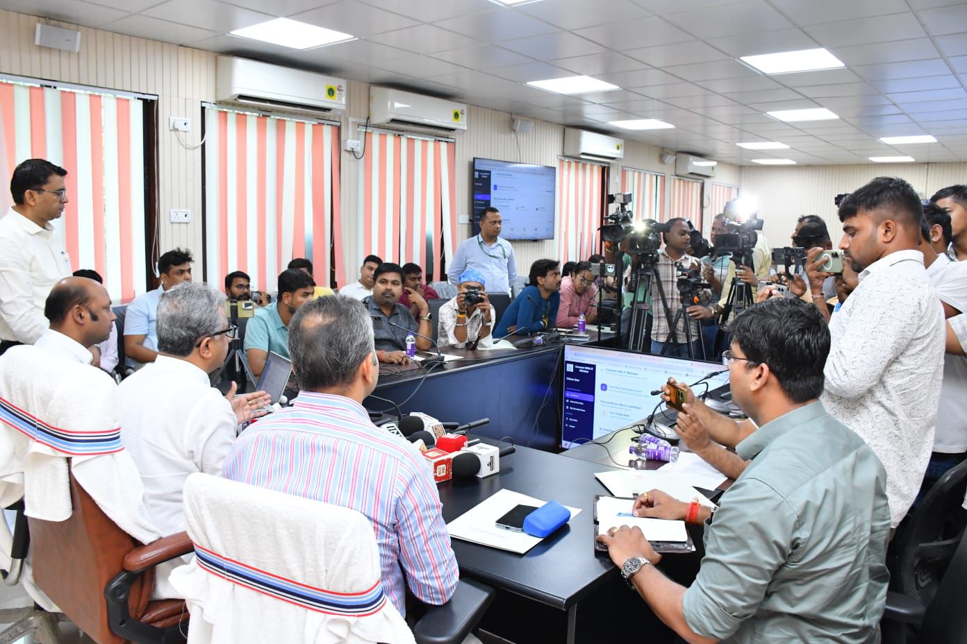 Bihar Digital Platform News: सरकार का बड़ा फैसला: प्रवासी बिहारी लाएंगे BIHAR में निवेश, 'ब्रेन ड्रेन' अब 'ब्रेन गेन' में बदलेगा! जानिए - डिजिटल प्लेटफॉर्म के उद्घाटन पर आईटी मंत्री नीतीश मिश्रा ने क्या कहा!