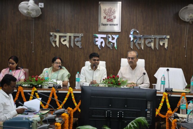 Siwan Nagar Vikas News: सीवान में बड़ा फैसला! जलजमाव और कचरे से मिलेगी मुक्ति? प्रशासन की नई योजना से उम्मीदें बढ़ीं।