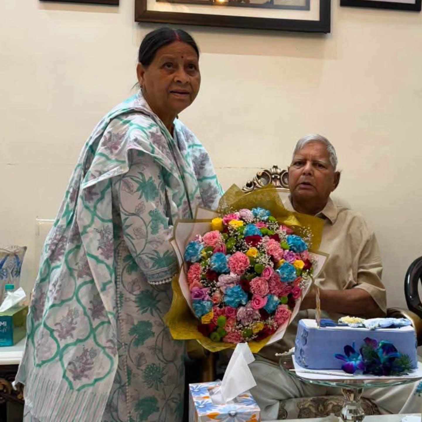 Patna Lalu Yadav News: लालू यादव happy birthday 79वें जन्मदिन पर दिखा पारिवारिक प्रेम, राबड़ी देवी ने खिलाया केक, बच्चों ने दिया भावुक संदेश | Deshaj Times Patna Lalu Yadav News: लालू यादव happy birthday 79वें जन्मदिन पर दिखा पारिवारिक प्रेम, राबड़ी देवी ने खिलाया केक, बच्चों ने दिया भावुक संदेश