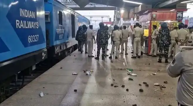 Patna Patliputra Station News: पाटलिपुत्र स्टेशन बवाल: पुलिस ने किया बड़ा एक्शन, 6 उपद्रवी गिरफ्तार, 500 पर FIR जानिए पूरा मामला!