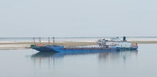 Bhagalpur Ferry Service News: बाबूपुर घाट पर 15 दिन से ठप जहाज सेवा, यात्री बेहाल, चौंकाने वाला आरोप! Bihar News Deshaj Times