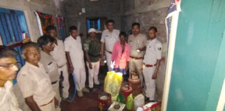Darbhanga News: सिंहवाड़ा के घोरदौड़ में शराब फैक्ट्री का SHO बसंत कुमार का बड़ा खुलासा, भारी मात्रा में अर्ध-निर्मित शराब नष्ट, उपकरण जब्त, तस्कर गिरफ्तार!