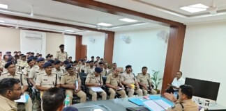 Darbhanga Police News: दरभंगा पुलिस में हड़कंप! SSP की सख्त बैठक में 14 थानाध्यक्षों को चेतावनी, 15 का वेतन रोका गया Bihar News Deshaj Times
