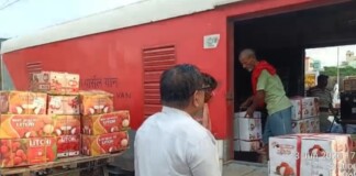 Samastipur Litchi News: समस्तीपुर रेलवे का कमाल: एक दिन में 228 क्विंटल लीची ढोकर किसानों की बदली तकदीर! Bihar News Deshaj Times