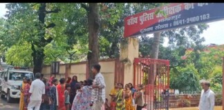 Bhagalpur Police News: भागलपुर में पुलिस कार्रवाई पर चौंकाने वाला विवाद! महिलाओं से मारपीट?, SSP कार्यालय पहुंचे लोग