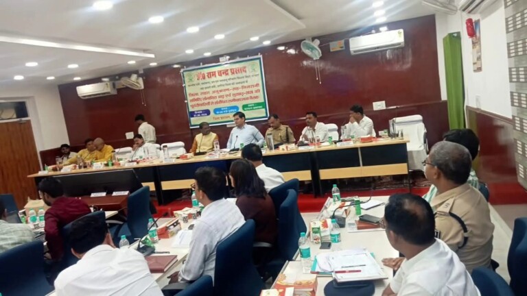 Araria Plantation News: अररिया में गूंजा ‘एक पेड़ मां के नाम’ का नारा, मंत्री रामचंद्र प्रसाद ने की बड़ी पहल; 10,000 पौधे लगाकर बना नया रिकॉर्ड! तटबंध सुरक्षा पर अहम फैसला