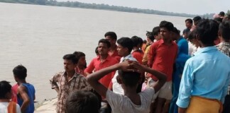 Darbhanga Boat Rescue News: कोसी नदी में नाव पलटी, ‘अब नहीं बचेंगे’ के शोर में रवींद्र बने देवदूत! जानिए