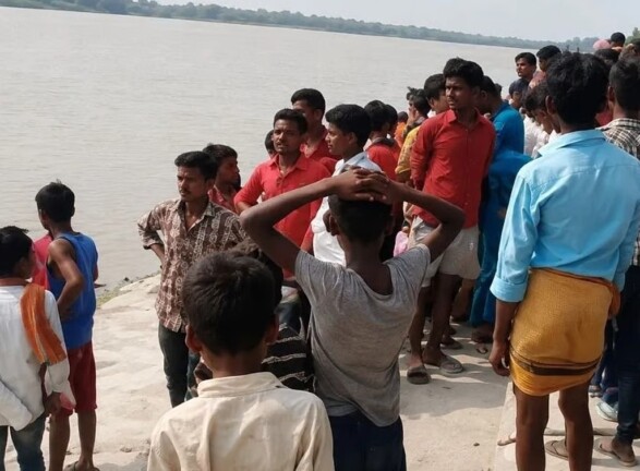 Darbhanga Boat Rescue News: कोसी नदी में नाव पलटी, 'अब नहीं बचेंगे' के शोर में रवींद्र बने देवदूत! जानिए | Deshaj Times Darbhanga Boat Rescue News: कोसी नदी में नाव पलटी, 'अब नहीं बचेंगे' के शोर में रवींद्र बने देवदूत! जानिए