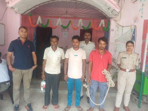Darbhanga Crime News: दरभंगा में चौंकाने वाला मामला! बेटे को छुड़ाने थाने पहुंचा पिता भी निकला नशेड़ी, तीनों सलाखों के पीछे, पढ़िए -नशे में धुत युवकों का हंगामा