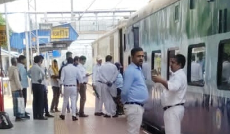 Bhagalpur Rail News: नवगछिया स्टेशन पर महाप्रबंधक का औचक दौरा, नई रेल लाइन का जायजा; यात्रियों की 13 बड़ी मांगें