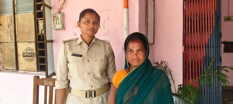 Darbhanga Liquor News: घर में छिपाकर बेची जा रही थी देशी शराब, पुलिस ने महिला को दबोचा, मचा हड़कंप!