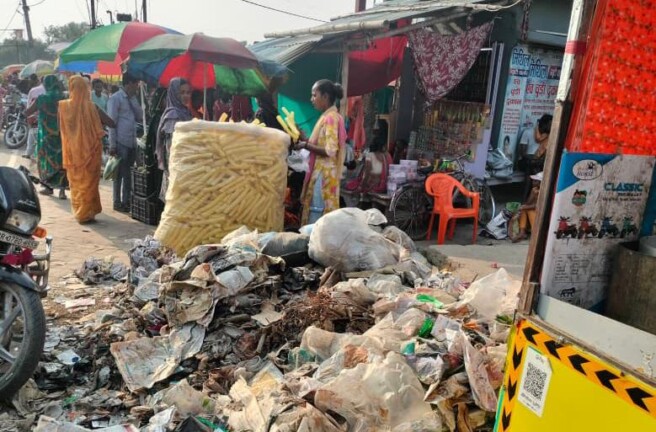 Darbhanga News: बेनीपुर बना नरक: 9 दिन से कूड़े के ढेर पर दुकान लगा रहे व्यापारी, प्रशासन मौन