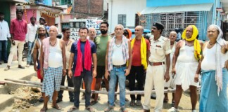 बिजली नहीं तो वोट नहीं! दरभंगा में ग्रामीणों ने 5 घंटे तक किया सड़क जाम, अधिकारियों को दी कड़ी चेतावनी बिजली नहीं तो वोट नहीं! दरभंगा में ग्रामीणों ने 5 घंटे तक किया सड़क जाम, अधिकारियों को दी कड़ी चेतावनी