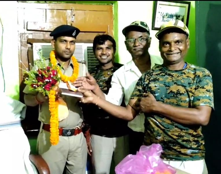 SHO चनवीर कुमार: वाह! भागलपुर पुलिस ने जीता दिल, थानाध्यक्ष को मिला ऐसा सम्मान, जानिए क्यों? SHO चनवीर कुमार: वाह! भागलपुर पुलिस ने जीता दिल, थानाध्यक्ष को मिला ऐसा सम्मान, जानिए क्यों?