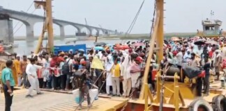 Bhagalpur Boat News: बीच गंगा में यात्रियों से भरी नाव हुई खराब, फिर जो हुआ उसने सबको चौंकाया!