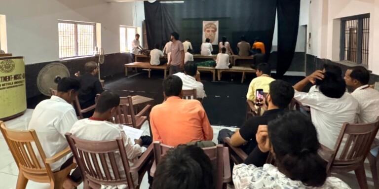 Darbhanga Theater News: LNMU की नाट्य कार्यशाला में बड़ा खुलासा! कथा-गायकी ने बदल दी रंगमंच की दुनिया | Deshaj Times Darbhanga Theater News: LNMU की नाट्य कार्यशाला में बड़ा खुलासा! कथा-गायकी ने बदल दी रंगमंच की दुनिया