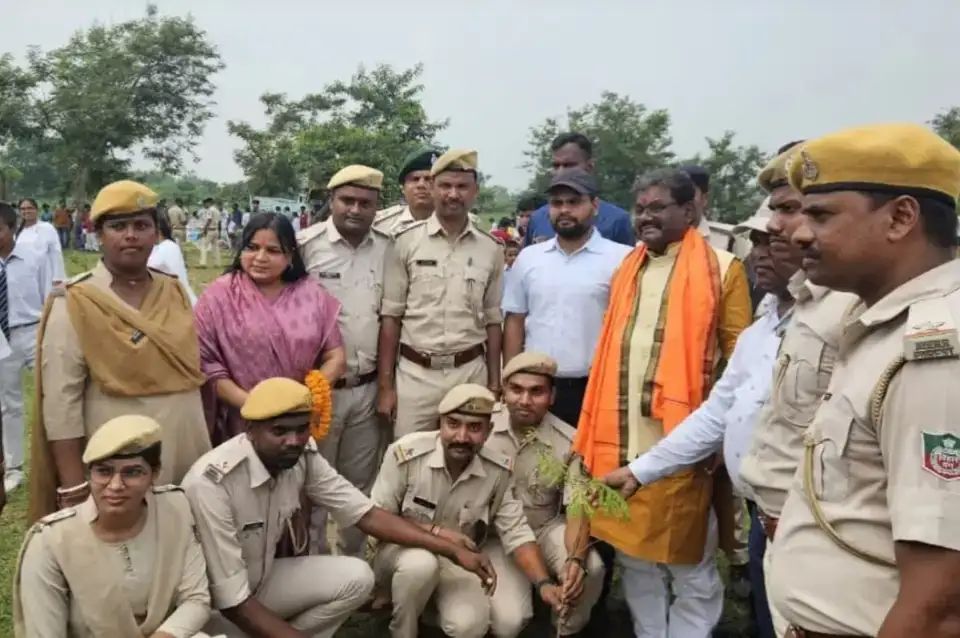 Araria Plantation News: अररिया में गूंजा 'एक पेड़ मां के नाम' का नारा, मंत्री रामचंद्र प्रसाद ने की बड़ी पहल; 10,000 पौधे लगाकर बना नया रिकॉर्ड! तटबंध सुरक्षा पर अहम फैसला