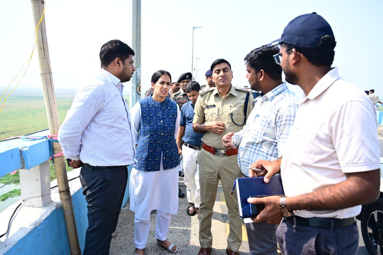 Bhagalpur Vikramshila Setu: विक्रमशिला सेतु पर DM अलंकृता पांडे का एक्शन, सुरक्षाकर्मियों के लिए उठाया बड़ा कदम! Bhagalpur Vikramshila Setu: विक्रमशिला सेतु पर DM अलंकृता पांडे का एक्शन, सुरक्षाकर्मियों के लिए उठाया बड़ा कदम!