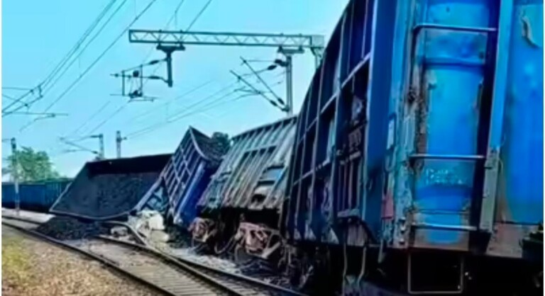 Palamu Train News: पलामू में बड़ा हादसा टला: मालगाड़ी के 15 वैगन पटरी से उतरे, जानें क्यों हुआ?